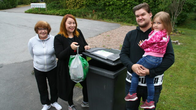 Soili Pulkkinen, Helmi Tuomi, Jarno Tuomi ja Halla, 3 vuotta poseerasivat kesällä yhteisen kimppajäteastian luona.